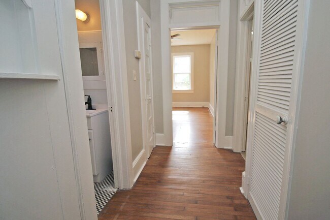 Building Photo - RENOVATED ONE BEDROOM, ONE BATH DUPLEX APARTMENT – AVAILABLE JULY 14TH!