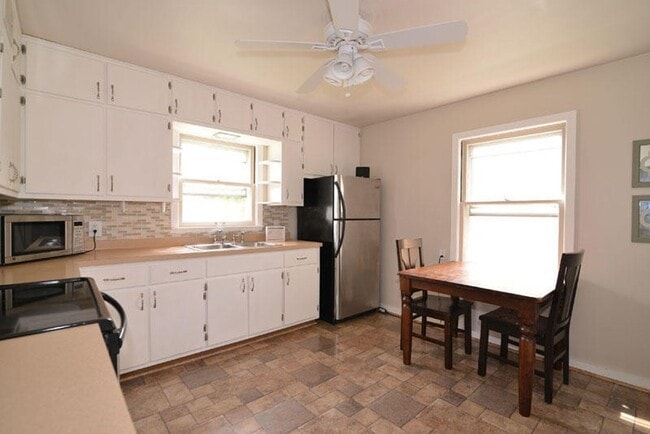 Building Photo - Cozy  3 Bedroom Single Family Home