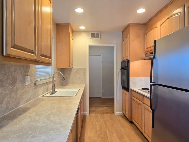 Building Photo - Spacious Split Level Home, Wood Floors, Fr...