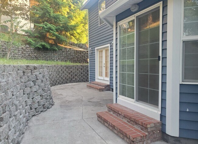 Building Photo - Beautiful large house in the South Hills!