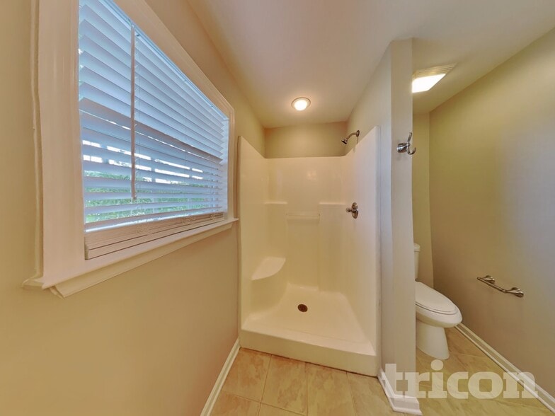 Building Photo - 703 Maple Ct