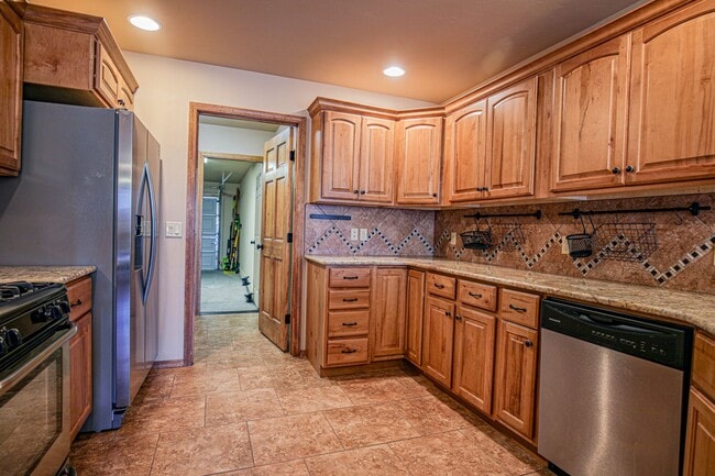 Building Photo - Beautiful 4 Bedroom/2 Bath Home