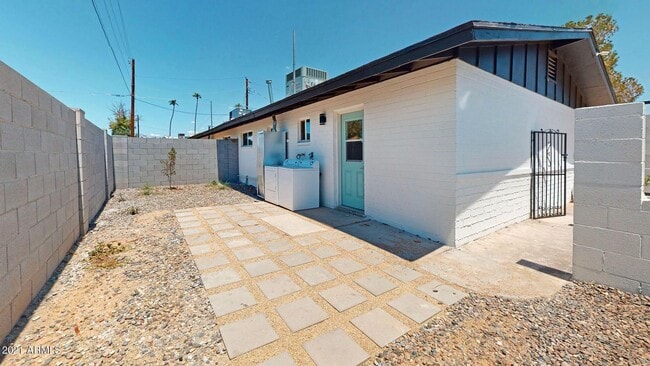 Building Photo - Remodeled 2 bedroom 1 bath!