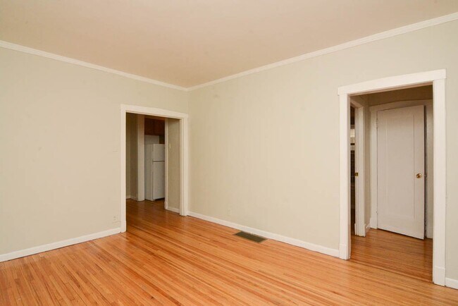 Building Photo - 629.5 W Barry Ave