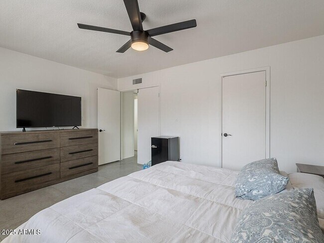 Building Photo - 5817 S Siesta Ln