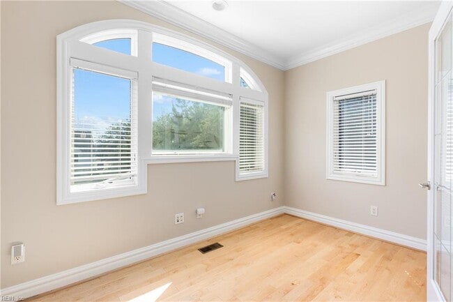 Building Photo - 882 W Ocean View Ave