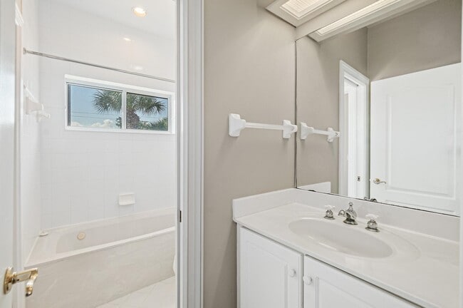 Building Photo - 113 Sea Garden Ct