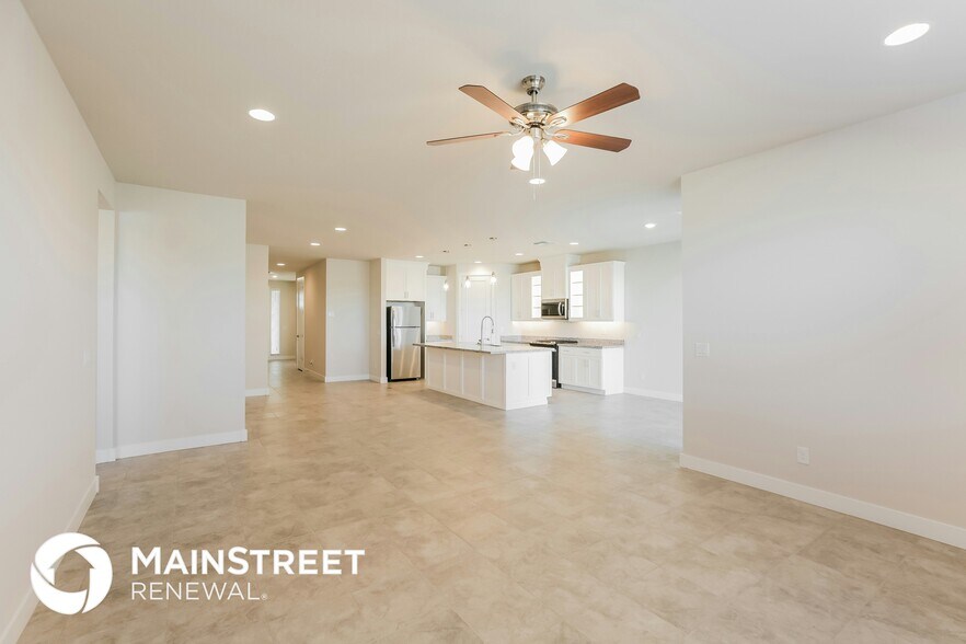 Building Photo - 8708 S 69th Dr