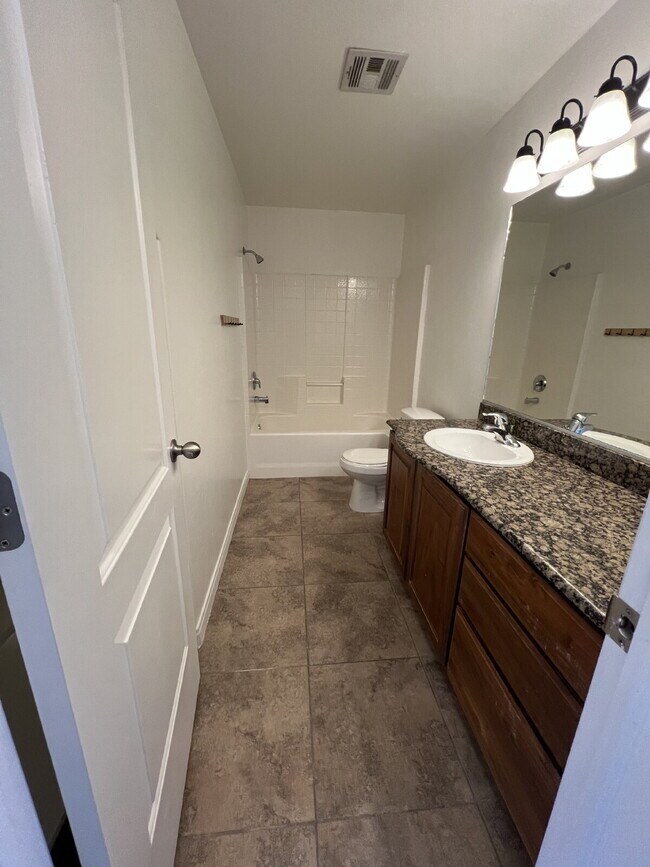 Building Photo - "Spacious 5-Bedroom Oasis with 3 Full Baths in Beautiful St. George – 2,998 Sq. Ft. of Comfort!"