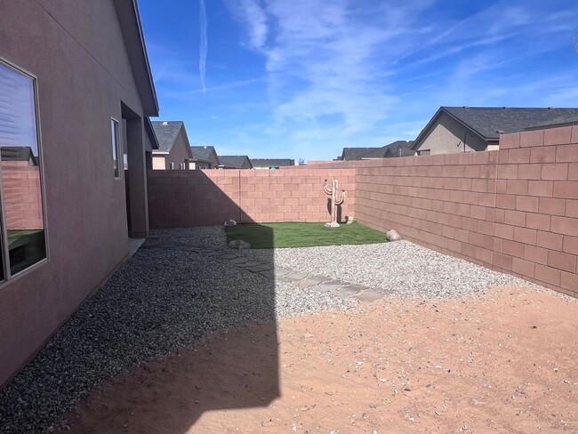 Building Photo - Newer 4 Br, 2 Ba, with the major appliance...