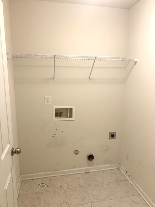 Building Photo - Beautiful Townhome located in the Blakeney...