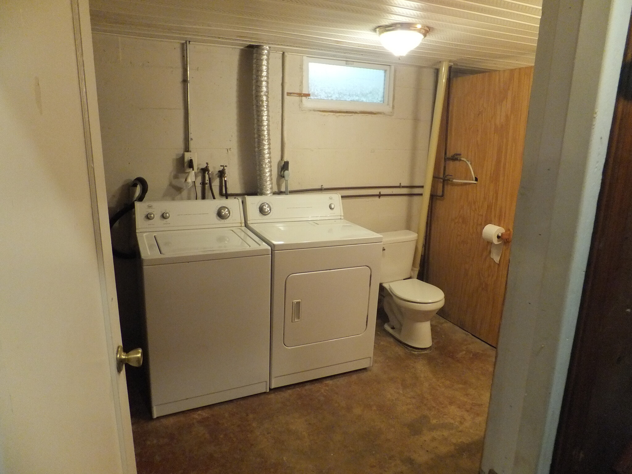 lower level bath & laundry - 905 Ashland Rd