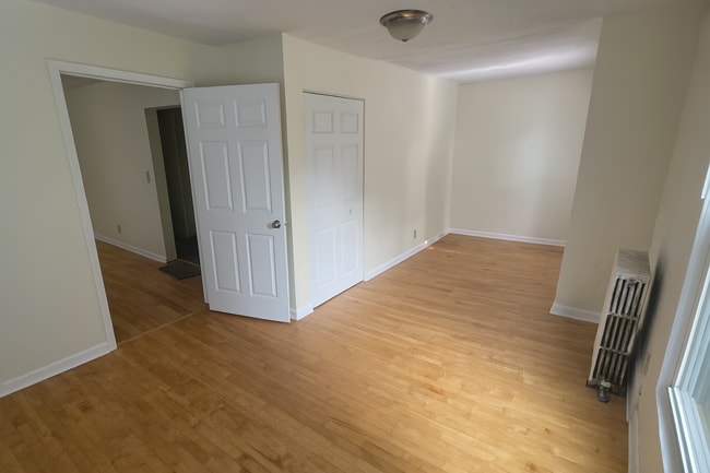 Building Photo - Freshly painted 3 bed Duplex in South Minn...