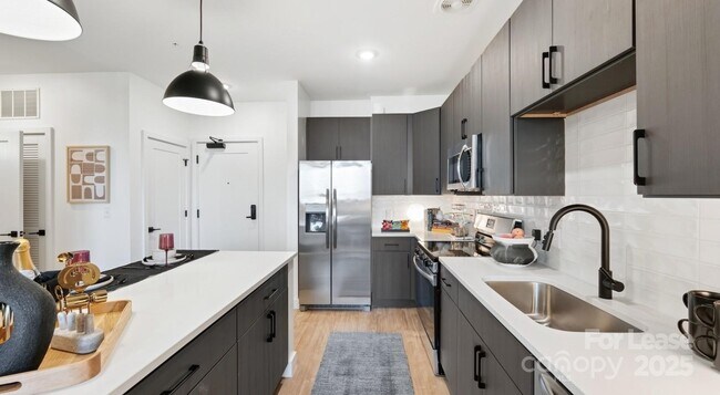 Building Photo - 1007 S Mint St