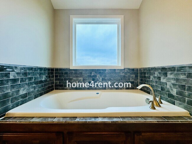 Building Photo - Nearly New Luxury Home in Blue Valley Schools!