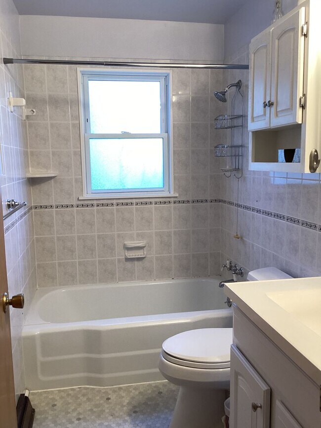 Building Photo - Roomy Updated Home in Established Neighbor...