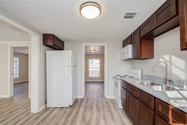 Building Photo - 1051 W Little York Rd