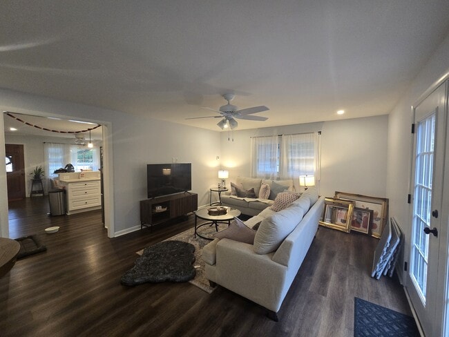 Building Photo - 1055 College Station Rd