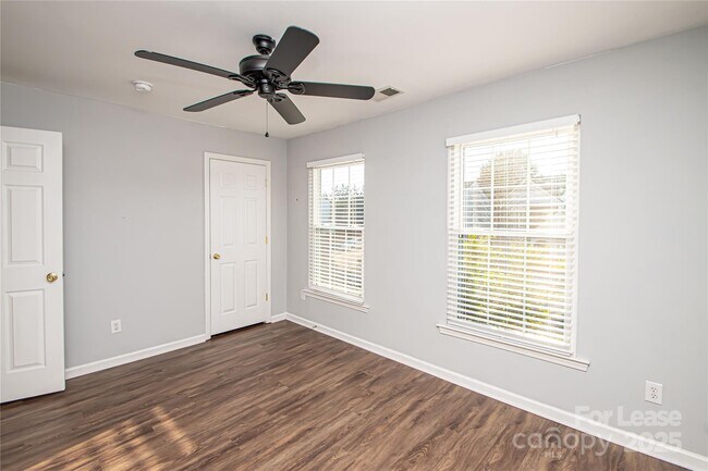 Building Photo - 2121 Kaybird Ln