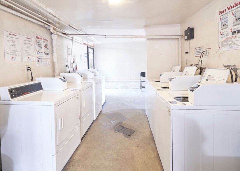 Interior Photo - Spacious Units available - Great Location! -- Hollywood