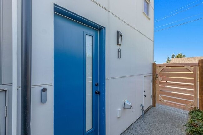 Building Photo - Sweet Ultra-Modern Air-Conditioned West Se...