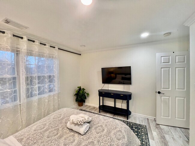 Building Photo - 321 Senate Ct