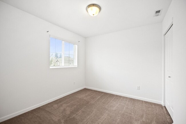 Building Photo - Spacious 4-Bed Puyallup Home For Rent | 3-Car Garage & Quick Commute to JBLM!
