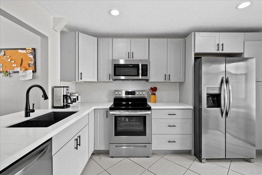 Primary Photo - 12875 Spinnaker Ln