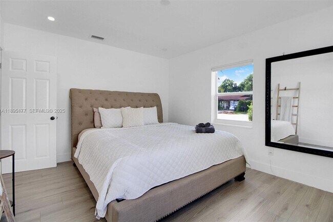 Building Photo - 18361 NE 20th Pl