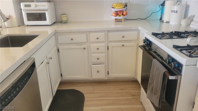 Building Photo - 2140 Willowbury Dr