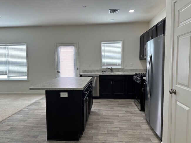 Building Photo - 7867 Oakbrook Dr