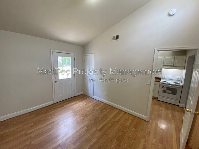 Building Photo - 806 Weedon St