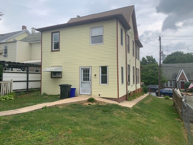 Building Photo - Dallastown SD 3 Bedroom House-Yard, Parking