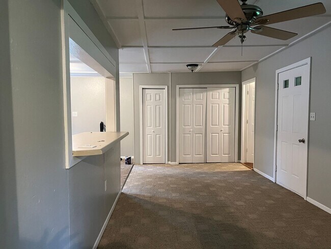 Building Photo - 1 BED 1 BATH PRIVATE RETREAT!
