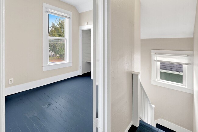 Building Photo - 4 Bedroom, 1 Bathroom Home in the York Neighborhood for Rent!