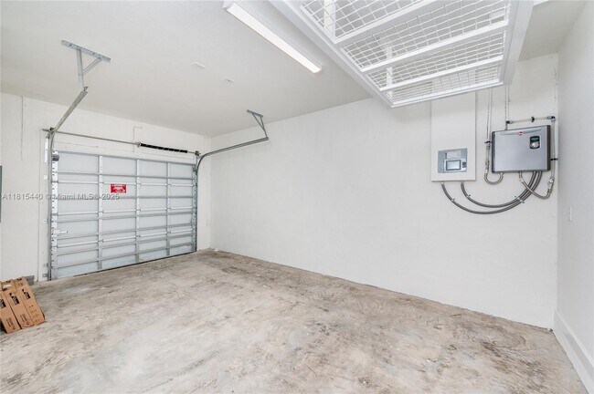 Building Photo - 725 SE 13th St Cir