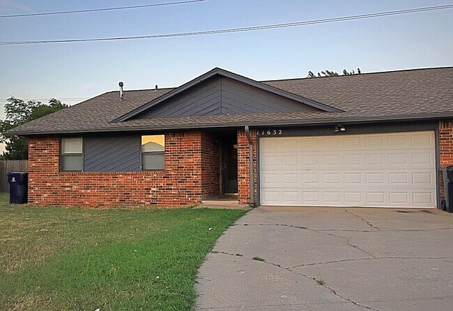 Building Photo - 3 Bed/ 2 Bath/ 2 Car Garage Duplex in Putnam City Schools