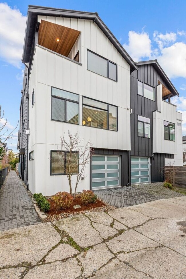 Building Photo - Stunning Modern Air-Conditioned Townhome in Coveted Whittier Heights
