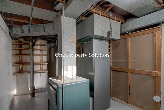 Building Photo - 700 E 36th Ave