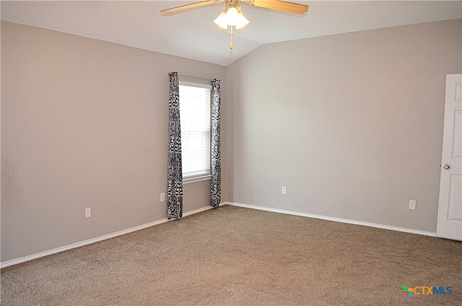 Building Photo - 423 Reservation Dr