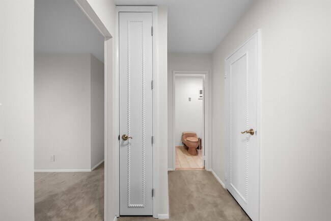 Building Photo - 300 Winston Dr