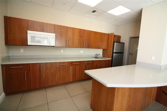 Building Photo - 1750 N Bayshore Dr