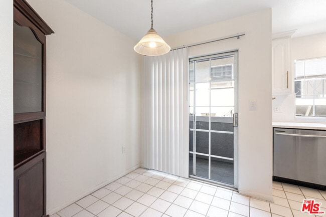 Building Photo - 13030 Moorpark St
