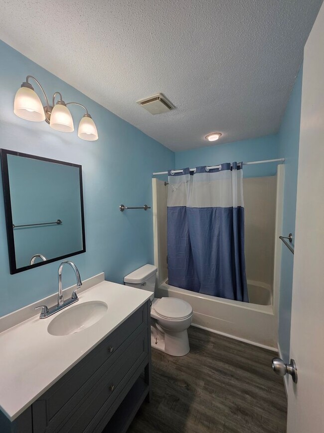 Building Photo - **Spacious 3-Bedroom, 2 -Bath Home Available!**