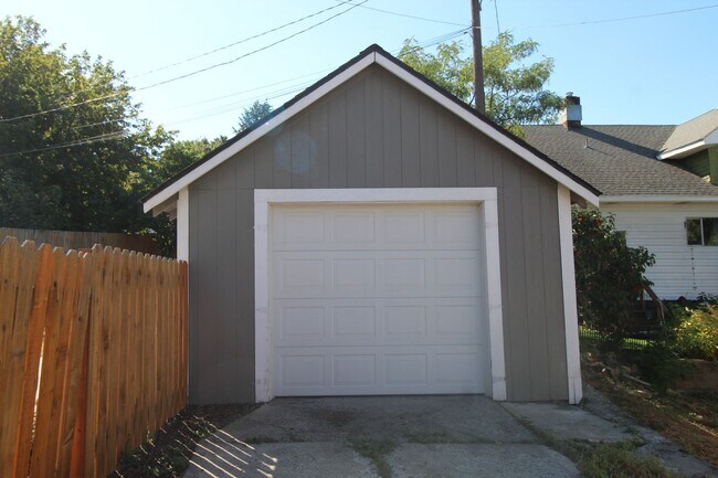 Building Photo - 614 E Hartson Ave