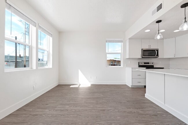 Building Photo - "Discover Comfort & Style: Spacious 3-Bed,...