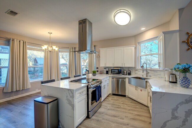 Building Photo - 8606 Columbia Dr