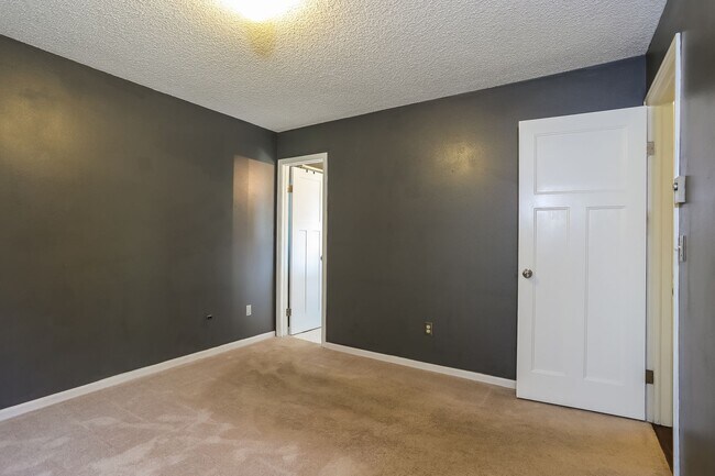 Building Photo - 824 Kimball Rd