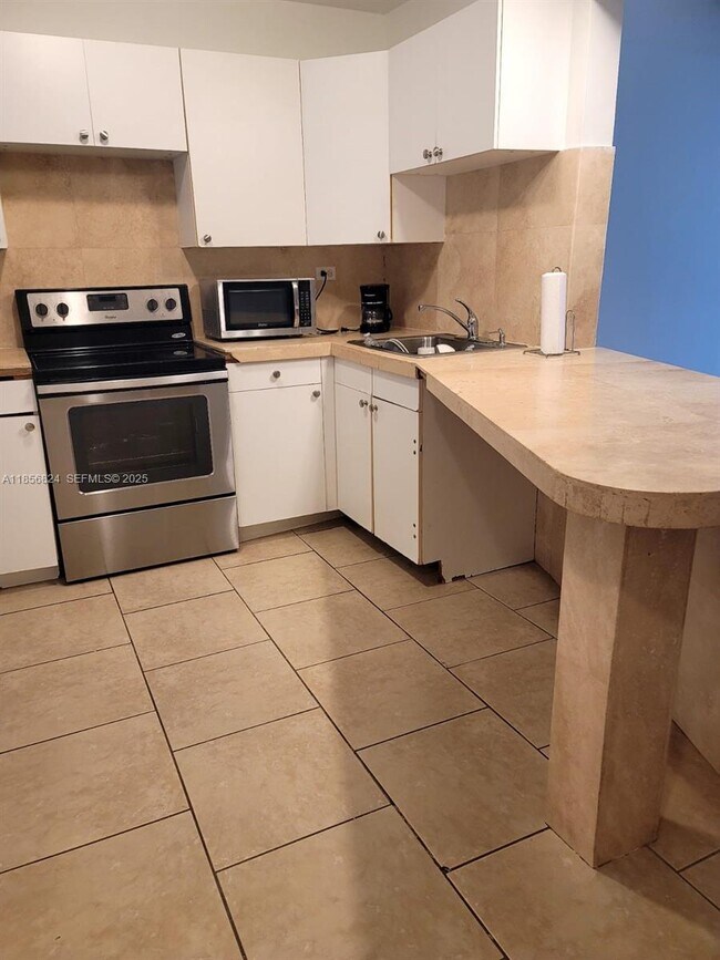 Building Photo - 1690 NE 191st St