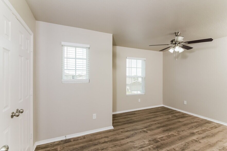 Building Photo - 11837 Silver Chase
